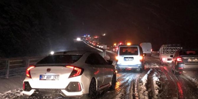 Zonguldak'ta kar nedeniyle araçlar yolda kaldı