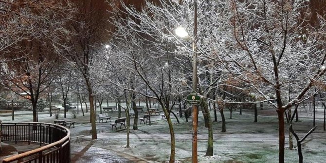 İstanbul'un yüksek kesimlerinde kar yağışı devam ediyor