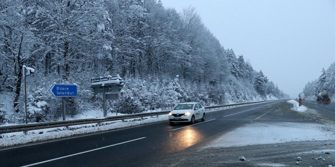 Bolu Dağı'nda kar yağışı etkili oluyor