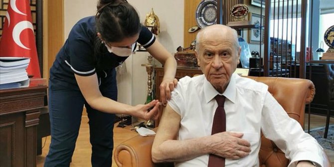 MHP Genel Başkanı Bahçeli Kovid-19 aşısı yaptırdı: Tüm halkımızı aşı olmaya davet ediyorum