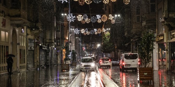 İstanbul'un bazı kesimlerinde kar yağışı etkisini sürdürüyor