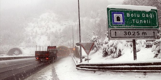 Bolu Dağı'nda yoğun kar yağışı etkisini sürdürüyor