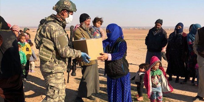 Mehmetçik Barış Pınarı bölgesinde yardımlarına devam ediyor