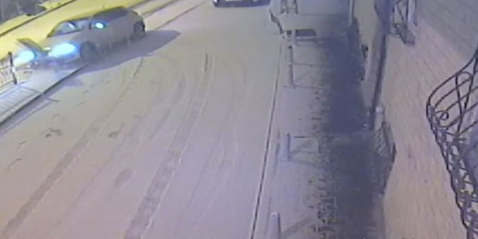 Kâğıthane'de buzlu yolda refüje çarpan araca arkadan gelen araç böyle çarptı