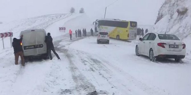 Muş'ta kayan otobüs yolu kapattı, 30 araç mahsur kaldı
