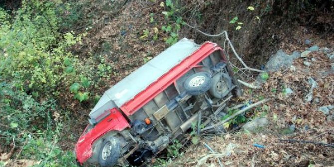 Muz yüklü kamyonet 20 metrelik uçurumdan yuvarlandı: 3 yaralı