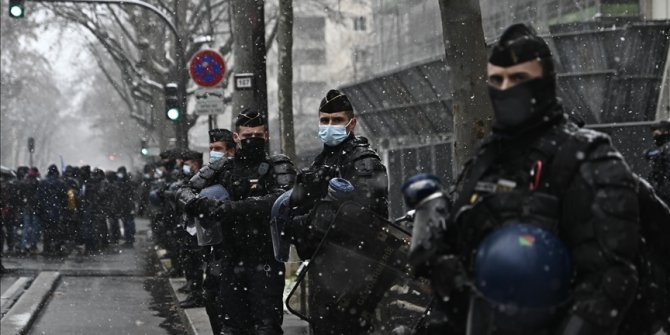 Fransa'da polis müdahalesi sonrası bebeğini düşüren kadın, polisten şikayetçi oldu
