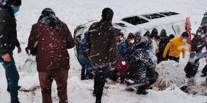 Diyarbakır'da devrilen iki minibüste 22 kişi yaralandı