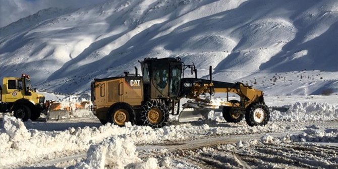 Elazığ'da kar nedeniyle 441 köy yolu ulaşıma kapandı