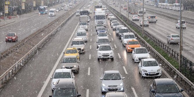 İstanbul'un bazı ilçelerinde kar yağışı etkili oluyor