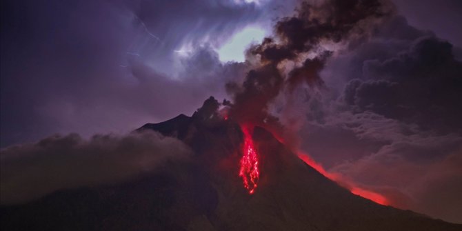 Endonezya'da Sinabung Yanardağı'nda patlama
