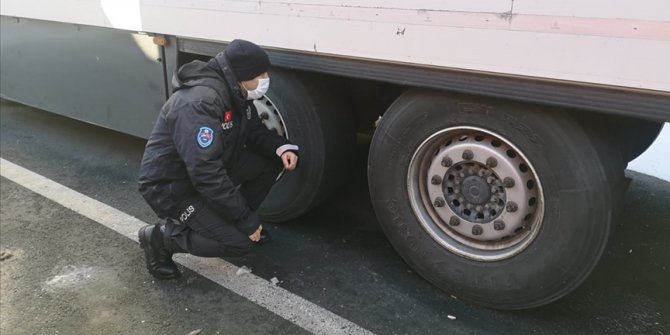 Sırbistan'da görev yapan Türk polisinin dikkati, tırların altına gizlenen düzensiz göçmenleri donmaktan kurtardı