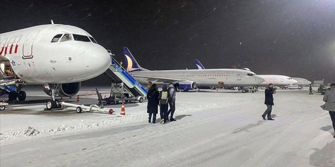 Malatya Havalimanı'nın pisti zorlu hava şartlarına rağmen ulaşıma hazır tutuluyor