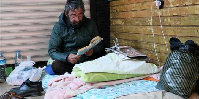 Sokakta yaşayan 60 yaşındaki adam elektrikli battaniyeyle soğuk kış gecelerini geçiriyor