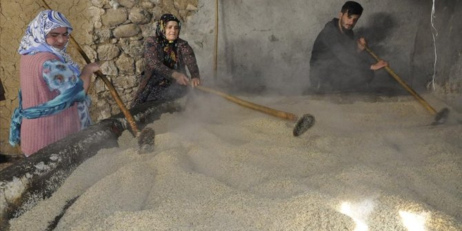 Çukurca'da tarihi değirmende üretilen tahin birçok kente gönderiliyor