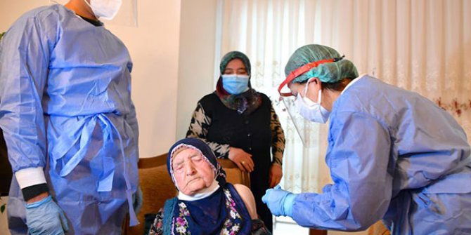 Ankara'da 116 yaşında iki kadına, koronavirüs aşısı yapıldı