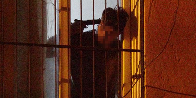 Kurusıkı tabancayı başına dayayıp intihara kalkıştı; polisi alarma geçirdi