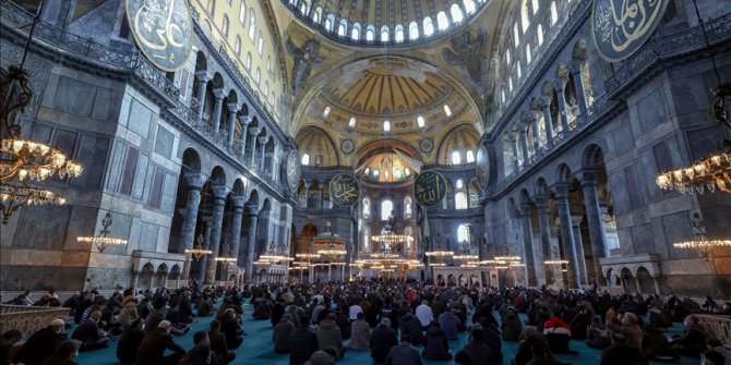 Osmanlı Hanedan Reisi Osmanoğlu için Ayasofya-i Kebir Camii'nde gıyabi cenaze namazı kılındı