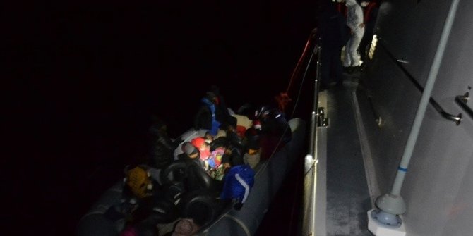 İzmir'de lastik botla sürüklenen 21 sığınmacı kurtarıldı