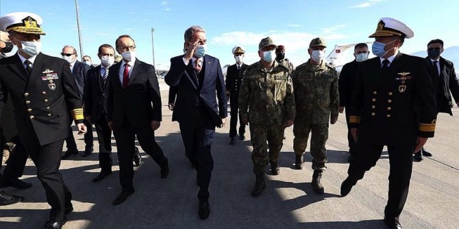 Milli Savunma Bakanı Akar, Deniz Kuvvetlerinin yeni uçağında inceleme yaptı