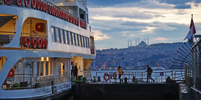 Olumsuz hava koşulları İstanbul Boğazı'nda deniz ulaşımını etkiledi