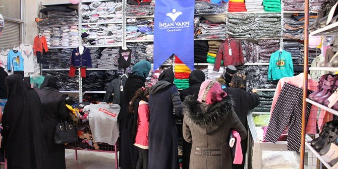 İnsan Vakfı İdlib'deki İyilik Çarşısı'nda iç savaş mağduru 1000 sivile kıyafet dağıttı