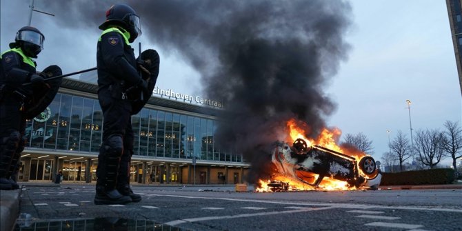Hollanda'da Kovid-19 önlemlerine karşı gösterilere polis müdahale etti