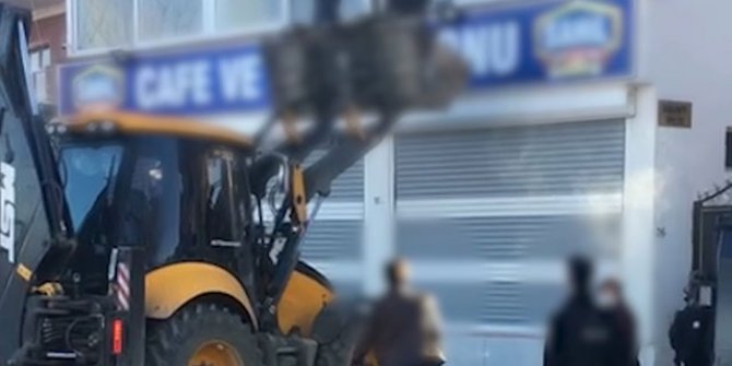 Kısıtlamaya rağmen kumara iş makineli baskın; 27 kişiye 85 bin TL ceza 