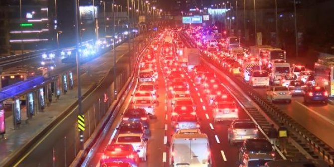 İstanbul'da kısıtlamanın başlamasına rağmen trafik yoğunluğu