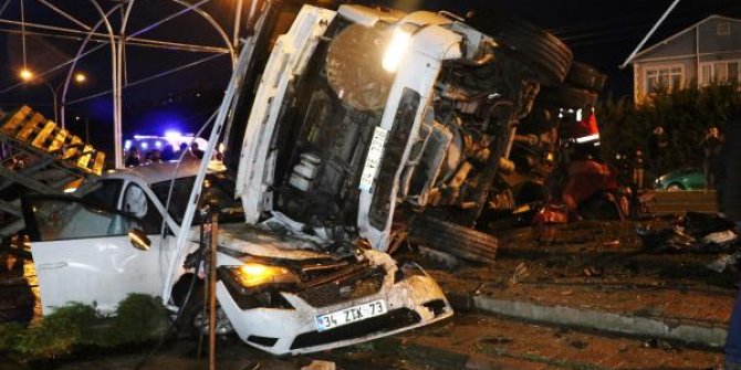 Freni patlayan kamyon 2 otomobilin üzerine devrildi: 1 ölü, 4 yaralı