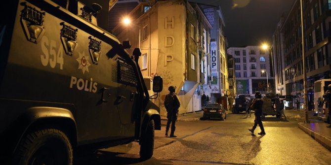 HDP Esenyurt ilçe binasındaki operasyon çerçevesinde iki şüpheli gözaltına alındı