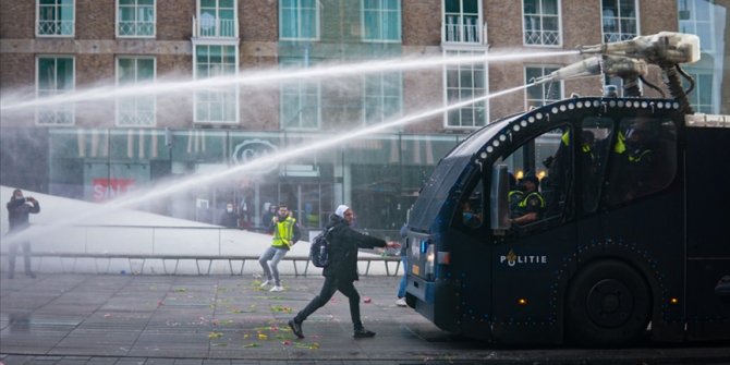 Hollanda'da sokağa çıkma kısıtlamalarına karşı düzenlenen protestolarda olaylar çıktı