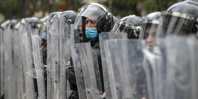 Tunus'ta ordu birlikleri Sbitla beldesindeki protestolar nedeniyle sokaklarda konuşlandı