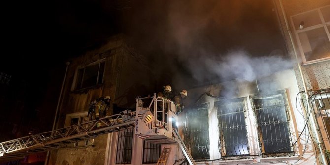 Fatih'te iki katlı binada çıkan yangın söndürüldü