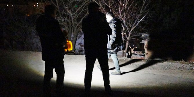 Duvara vurduğu tüfek ateş aldı, kendisi ve arkadaşı yaralandı