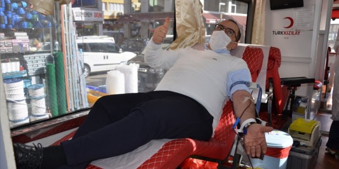 Trabzon'da kan bağışında bulunanlara Sürmene bıçağı hediye edildi