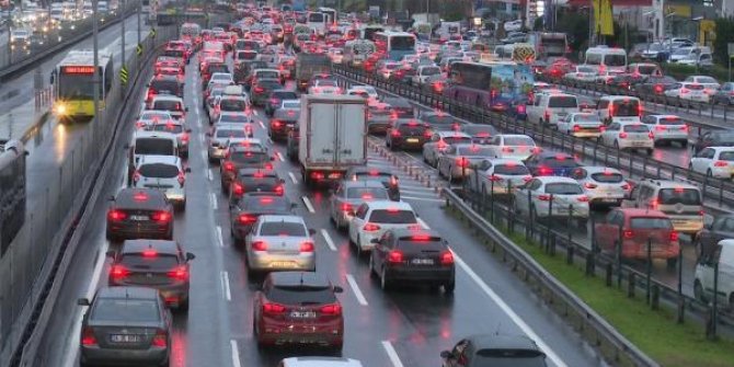 İstanbul'da akşam iş çıkış saatlerinde trafik yoğunluğu