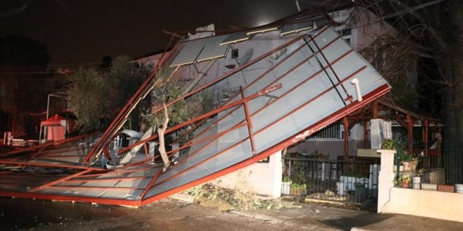 Denizli'de lodosun etkisiyle bir evin çatısı uçtu