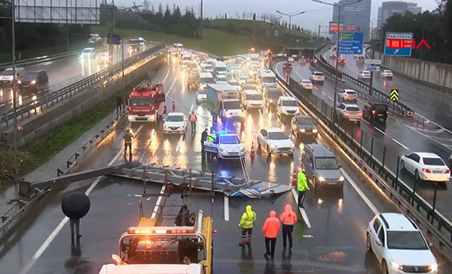 Hasdal'da yön tabelası yola devrildi, kaza meydana geldi