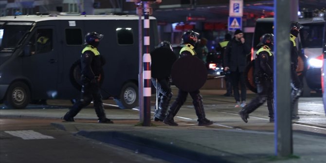 Hollanda'da sokağa çıkma kısıtlamasının dördüncü gününde protestolar sürüyor