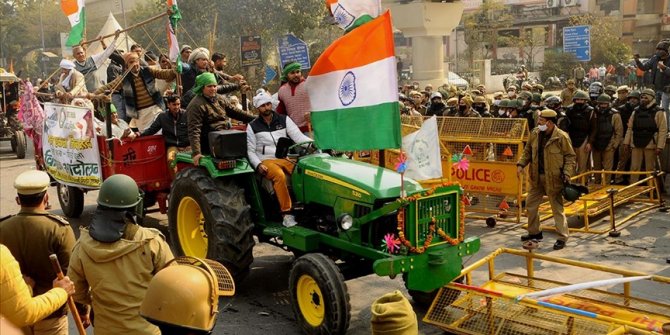 Hindistan'da protestocu çiftçiler, Yeni Delhi dışındaki protesto kamplarına geri döndü