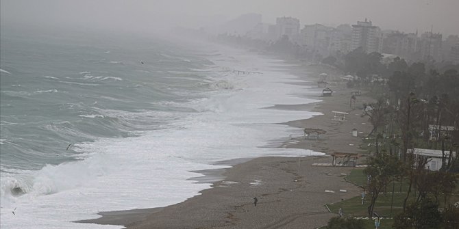 Antalya'da kuvvetli rüzgar ve sağanak etkili oluyor