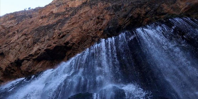 Kar yağışıyla coşan Kayseri'deki 'Türkiye'nin Niagarası' eşsiz manzaralar sunuyor