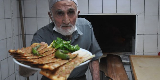 65 yıldır fırının başında etli ekmek pişiriyor