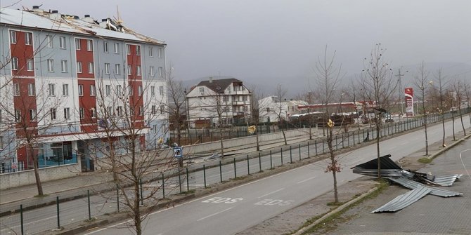 Bolu'da fırtınada çatılar uçtu, ağaçlar devrildi
