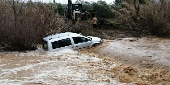 Derede sürüklenen aracından kendi imkanlarıyla çıktı