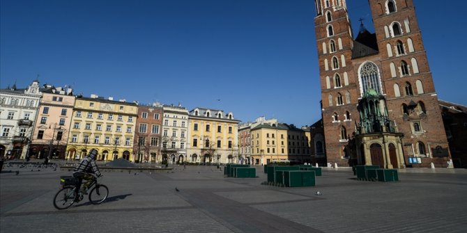 Polonya'da yoğun tartışmalara rağmen kürtaj yasağı yürürlüğe girecek