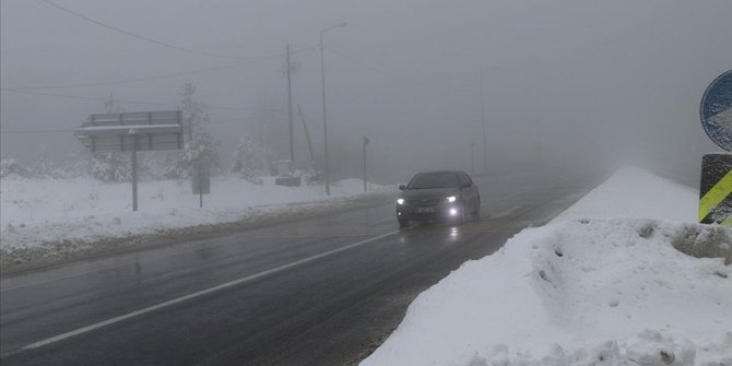 Bolu Dağı'nda kar yağışı ve sis etkili oluyor