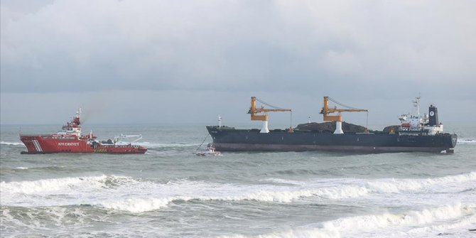 Beykoz'da makine arızası nedeniyle demir atan kargo gemisi açığa çekilmeye başlandı
