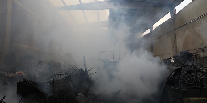 İzmir'de depoda çıktıktan sonra 2 fabrikaya sıçrayan yangın kontrol altına alındı
